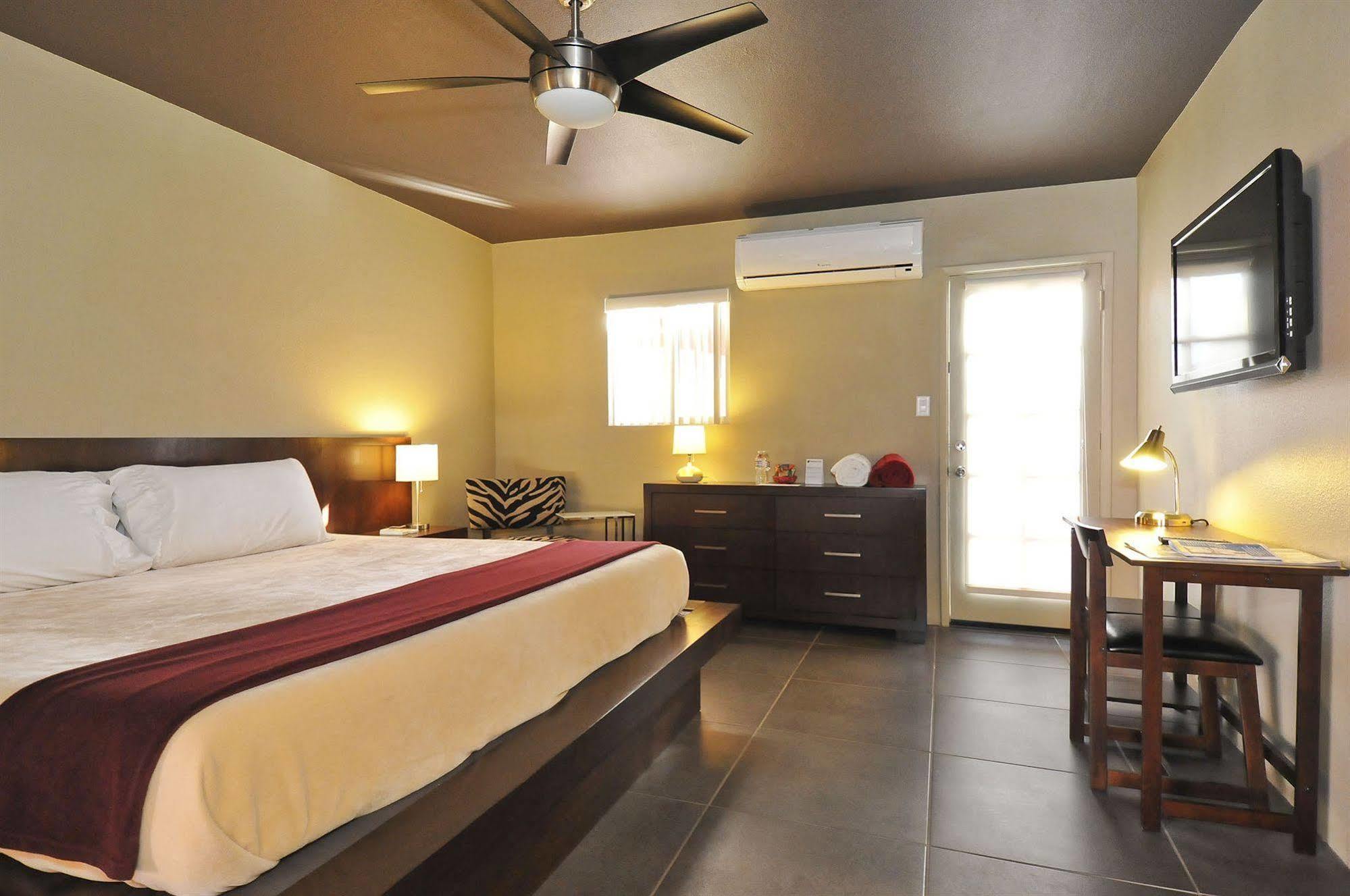 Bearfoot Inn - Clothing Optional Hotel For Gay Men Palm Springs Eksteriør billede